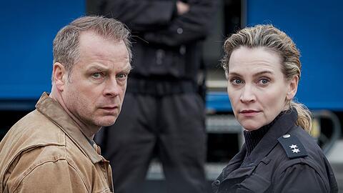 "Nord bei Nordwest: Blindg&auml;nger": Hauke Jacobs (Hinnerk Sch&ouml;nemann) und Hannah Wagner (Jana Klinge) unterst&uuml;tzen bei der Bombenentsch&auml;rfung.
