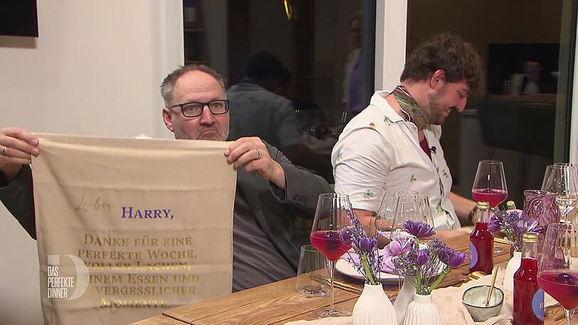 Harry (links) und David sind vom Gastgeschenk schwer beeindruckt. Harry (links) und David sind vom Gastgeschenk schwer beeindruckt.