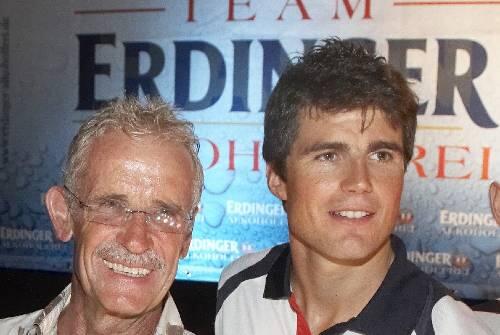 Triathlet Reinhold Humbold (l.) mit Michael Göhner.