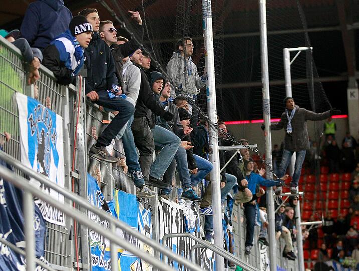 1860-Fans während der Partie beim FC Ingolstadt. Später kommt es zu Krawallen bei der Heimfahrt.