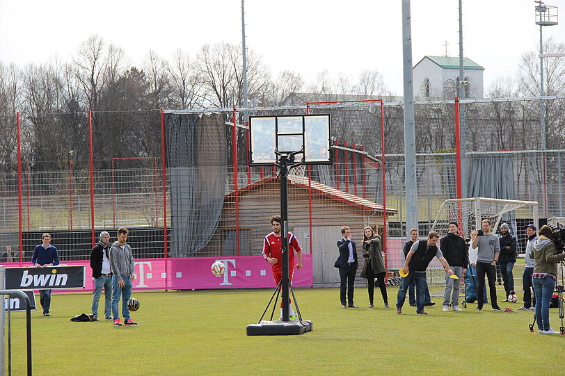 Javi Martinez könnte bald wieder ins Mannschaftstraining einsteigen. am Dienstag stand allerdings erstmal ein Sponsoren-Termin auf dem Programm. Die Bilder!