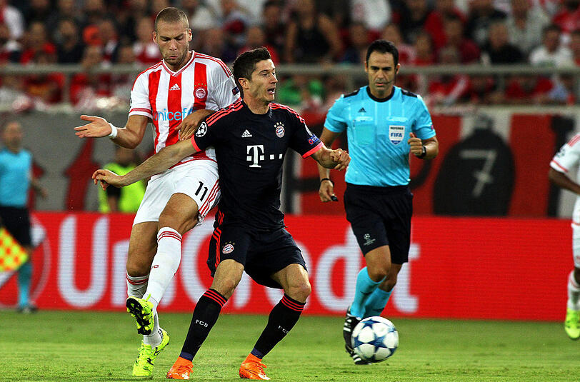 ROBERT LEWANDOWSKI - NOTE 4 - Der Mittelstürmer sollte Bayerns Dionysos werden, der Gott der Ekstase &ndash; also der Tore. Köpfte beinahe das 1:0 (26.) und scheiterte mit links (35.). Raus nach 59 Minuten.