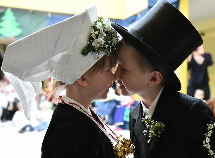 Luka "heiratet" Anna beim traditionellen Brauch der sorbischen Vogelhochzeit - auf sorbisch «Ptaci kwas» - im sorbischen Kindergarten «Mato Rizo» in Sielow bei Cottbus. Mit dem alten sorbischen Brauch der Vogelhochzeit wird das nahe Ende des Winters gefeiert. In dem Kindergarten wird zusammen mit dem Brauchtum auch die stark zurückgegangene niedersorbische Sprache gepflegt.