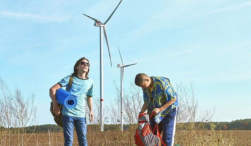 Schlafen unter Windrädern: Tschick (Anand Batbileg, rechts) und Maik (Tristan Göbel) freuen sich an ihrer neuen Freiheit. Die beiden Schauspieler durften in Erfurt den EFA Young Audience Award 2017 in Empfang nehmen.
