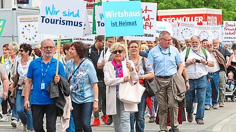 Tausende bayerische Wirtsleute ziehen durch die Innenstadt bis zum Frühlingsfest.