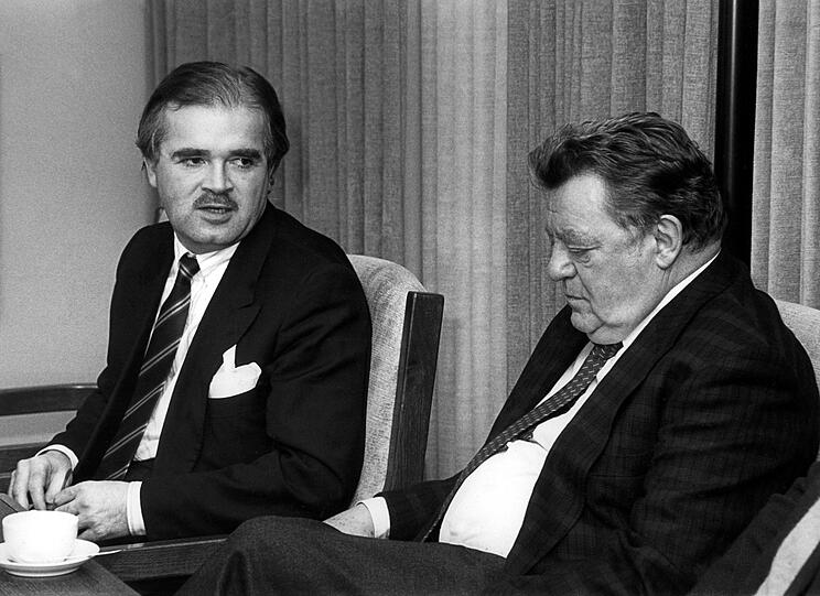 Schwarzer Saubermann: Bayerns Innenstaatssekretär Peter Gauweiler (l.) 1987 auf einer CSU-Pressekonferenzin München zum Thema Aids. Daneben sitzt CSU-Chef Franz Josef Strauß.