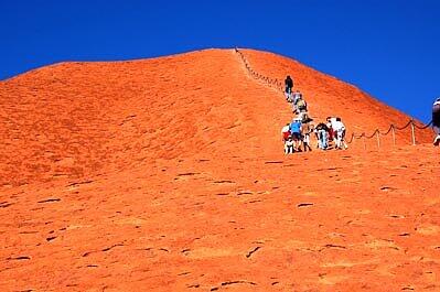 Australien: Kletterer auf dem Uluru, Foto: T. Hartung