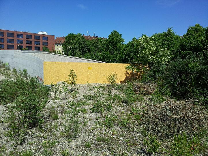 Jetzt schaut es dort so aus: Einhässlicher aber funktionaler Zaun verhindert, dass die Kinder auf das Dach können. Sehen Sie in unserer Bilderstrecke, wie gefährlich der Spielplatz vorher war: