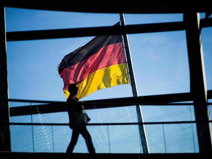 Vor der Kuppel des Reichstaggebäudes weht die Deutschlandfahne. In einem internationalen Ranking zum Wohlbefinden der Bevölkerung schneidet Deutschland gut ab.