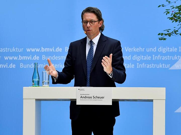Verkehrsminister Andreas Scheuer (CSU) spricht beim Mobilfunkgipfel. Die Bundesregierung will den Bau von Funkmasten mit 1,1 Milliarden Euro fördern.