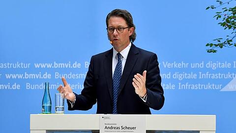 Verkehrsminister Andreas Scheuer (CSU) spricht beim Mobilfunkgipfel. Die Bundesregierung will den Bau von Funkmasten mit 1,1 Milliarden Euro fördern.