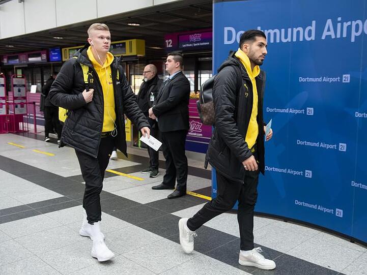 Erling Haaland (l) und Emre Can von Borussia Dortmund am Flughafen vor dem Abflug nach Paris.