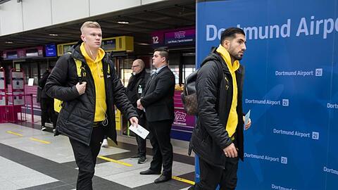 Erling Haaland (l) und Emre Can von Borussia Dortmund am Flughafen vor dem Abflug nach Paris.