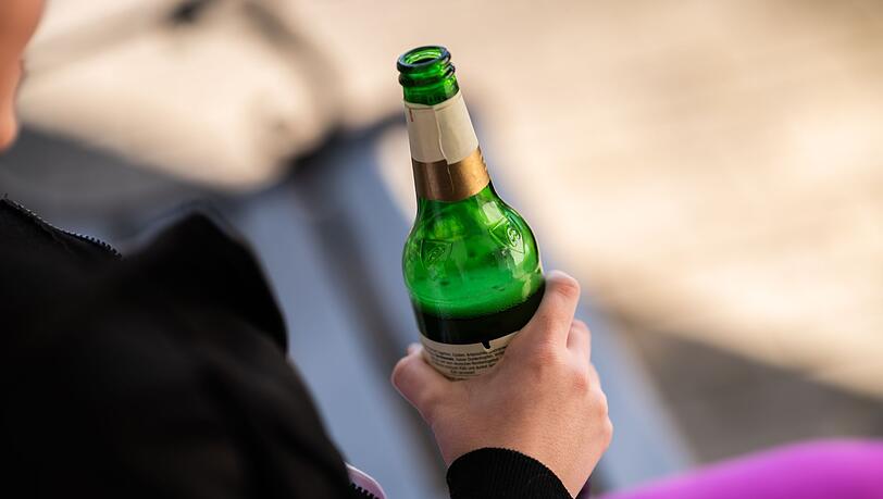 Wenn auch ein Elternteil suchtkrank ist, steigt das Risiko für den Nachwuchs deutlich an. (Symbolbild)