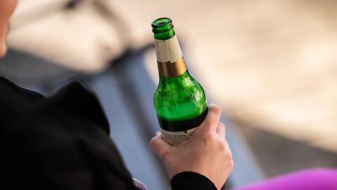 Wenn auch ein Elternteil suchtkrank ist, steigt das Risiko für den Nachwuchs deutlich an. (Symbolbild)