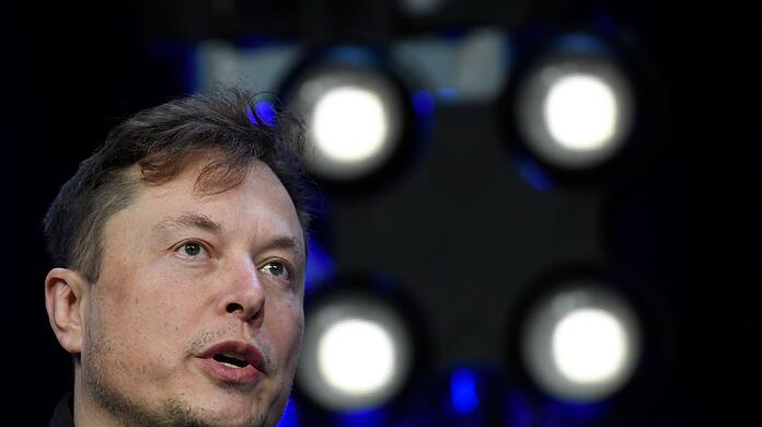 Elon Musk hat sich umentschieden und stellt der Ukraine weiterhin Satelliten-Internet kostenlos zur Verfügung.