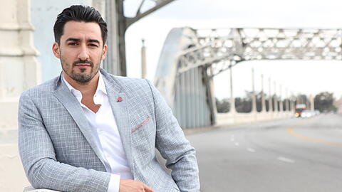 Charles Castronovo wurde 1975 in New York geboren und wuchs in Kalifornien auf. Er studierte an der California State University, nahm an Nachwuchsprogrammen teil und debütierte 1999 als Beppo in der Oper "I pagliacci" an der Metropolitan Opera in New York.