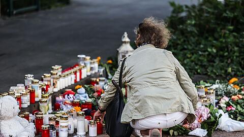 Trauer am Unfallort nach dem schweren Unfall mit zwei toten Kindern