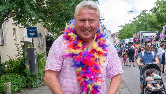 Letztes Jahr ist er noch mit bunter Federboa mitspaziert bei der CSD-Parade: Deutsche-Eiche-Wirt Dietmar Holzapfel.
