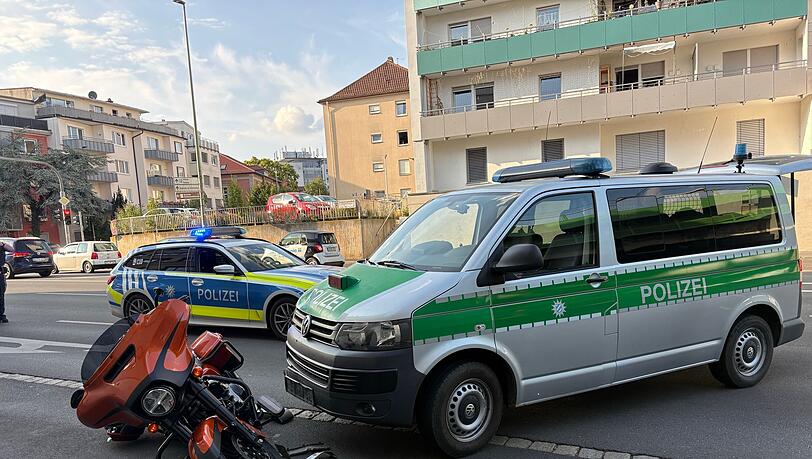Der Motorradfahrer wurde nach der Kollision mit einem Polizeifahrzeug festgenommen. Der Motorradfahrer wurde nach der Kollision mit einem Polizeifahrzeug festgenommen.