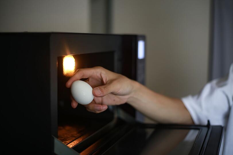 Neben ungeeigneten Materialien gibt es auch Lebensmittel, die nicht in den Mikrowellenherd gehören. Wenn Würstchen, Tomaten und Eier im Ganzen samt Schale darin erhitzt werden, explodieren Sie im Gerät. Dann ist für eine Weile sauber machen anstatt essen angesagt. Neben ungeeigneten Materialien gibt es auch Lebensmittel, die nicht in den Mikrowellenherd gehören. Wenn Würstchen, Tomaten und Eier im Ganzen samt Schale darin erhitzt werden, explodieren Sie im Gerät. Dann ist für eine Weile sauber machen anstatt essen angesagt.
