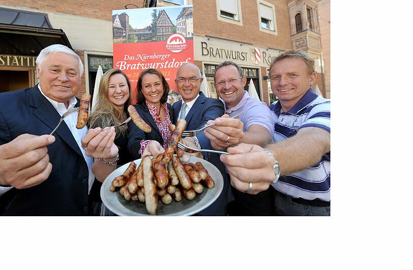 Ein Hoch auf die Wurst: Max Ponnath, Tanja Wein, Melanie Koczwara, Rainer Heimler, Michi Lein und Wolfgang Friedlsperger (v. li.).