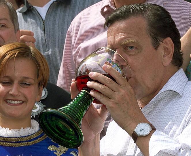 Und gleich nochmal: Schröder kostet 1999 in Unkel bei Bonn ein Schlückchen Unkeler Sonnenberg.