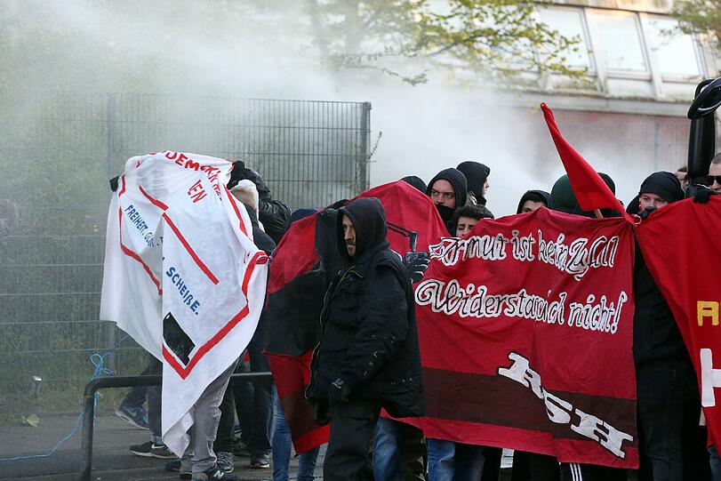 In Hamburg kam es bei zwei "revolutionären" Demonstrationen am Freitagabend zu Ausschreitungen. Die «Revolutionäre 1. Mai»-Demo in der Hansestadt stand unter dem Motto «Hamburg sieht rot»