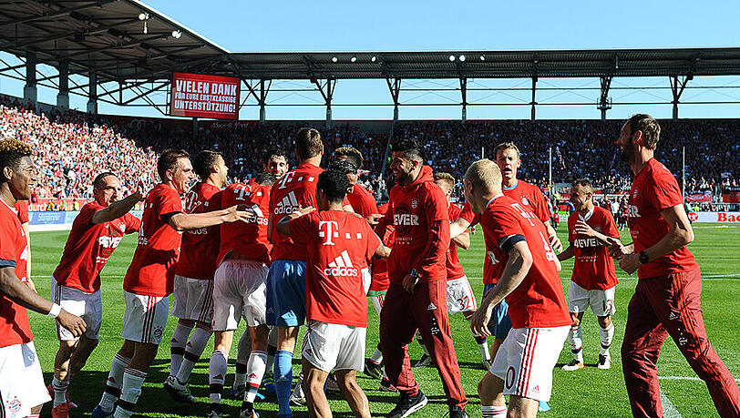 Die Münchner feiern in Ingolstadt den Rekord-Titel - Fußball-Deutschland gratuliert.