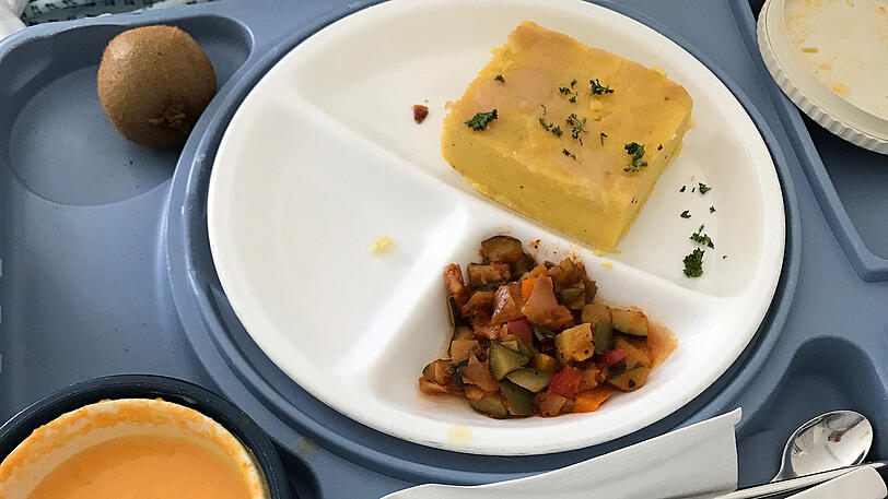 Polenta mit Gemüse und eine Kiwi, die in zwei Wochen reif sein könnte.
