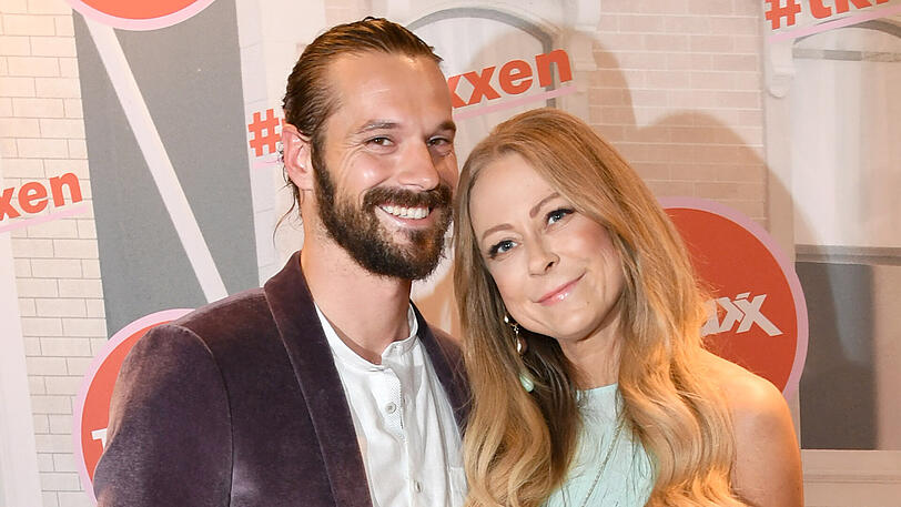 Jenny Elvers (47) und Model Simon Lorinser (35) haben sich getrennt. Sie sagt Ende November: "Ja, wir sind getrennt. Er war eine Sommerliebe. Jetzt ist Winter." Und weiter: "Ich lasse nur schwer Nähe zu. Wenn mir jemand zu nahe kommt, gehe ich auf Abstand." Das Paar hatte sich im Juni erstmals zusammen gezeigt.
