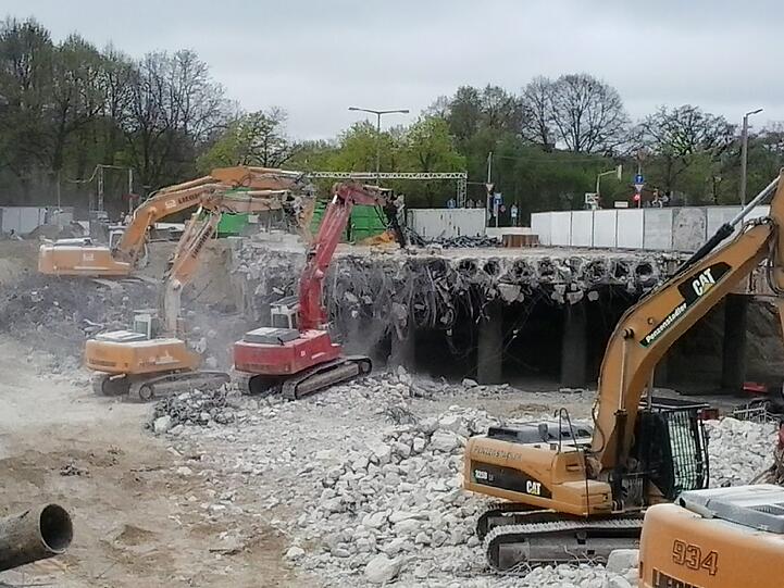 Großbaustelle: Die Brücke der Westendstraße über die A 96 wird zur Hälfte abgerissen - und die Autobahn ist gesperrt.