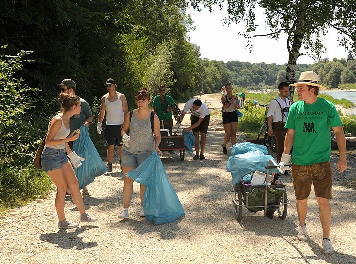 Heiße Sache: Die Burschen aus Thalkirchen und viele Helfer von rundum rückten bei drückender Hitze dem Müll an der Isar zu Leibe. Das Motto: Zammramma!