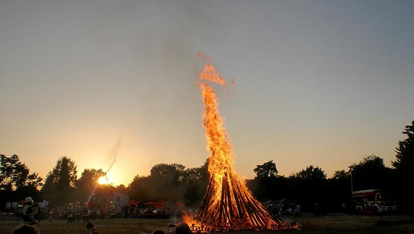 Das Sonnwendfeuer auf Obermaier-Wiese: In diesem Jahr wird das Fest an einem anderen Platz stattfinden, das ist sicher – aber der ausrichtende Verein steht noch nicht fest. Das Sonnwendfeuer auf Obermaier-Wiese: In diesem Jahr wird das Fest an einem anderen Platz stattfinden, das ist sicher – aber der ausrichtende Verein steht noch nicht fest.