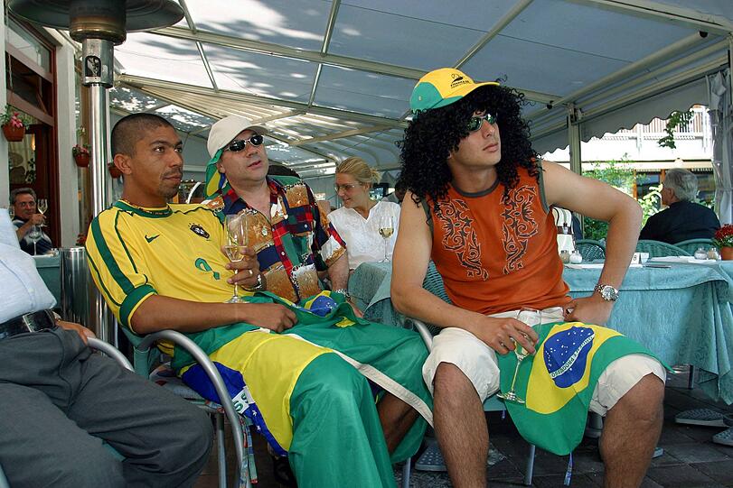 WM-Schauen im Eboli 2002: Die Star-Kicker Giovane Elber (l.) und Claudio Pizarro (r.)