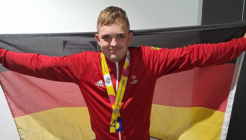 Grund zum Strahlen hat Dorian Burkardt am Mittwochnachmittag: Über 200 Meter Freistil schwamm er auf Platz vier und schaffte dabei wieder persönliche Bestzeit. Grund zum Strahlen hat Dorian Burkardt am Mittwochnachmittag: Über 200 Meter Freistil schwamm er auf Platz vier und schaffte dabei wieder persönliche Bestzeit.