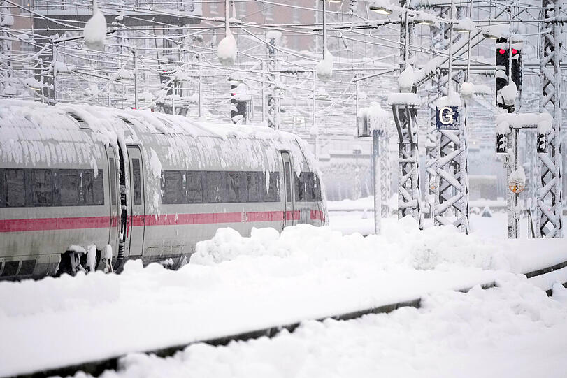 Ein ICE steht nach starkem Schneefall am Hauptbahnhof. Schnee und Eis haben im Süden Bayerns auf den Straßen und bei der Bahn für Chaos gesorgt.