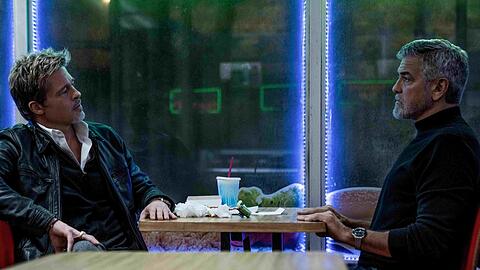Brad Pitt (l.) und George Clooney liefern sich in "Wolfs" zahlreiche Wortgefechte.