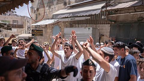 Der Flaggenmarsch verläuft jedes Jahr auch durch muslimische Viertel in Jerusalem, was Palästinenser als extreme Provokation sehen.