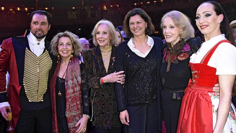 Michaela May mit den Kessler-Zwillingen bei einer Premiere im Circus Krone 2018. Michaela May mit den Kessler-Zwillingen bei einer Premiere im Circus Krone 2018.