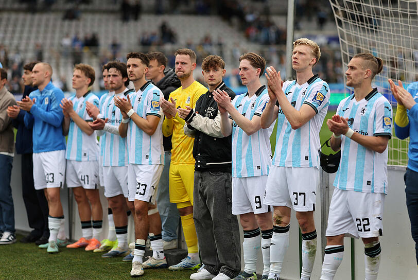 Die L&ouml;wen bedanken sich nach dem Heim-Remis gegen Mannheim bei den Fans. 1000 Anh&auml;nger reisen mit in die Lausitz, hinter den Eins&auml;tzen von Sigurd Haugen (r.) und Raphael Schifferl (2.v.r.) steht noch ein kleines Fragezeichen.