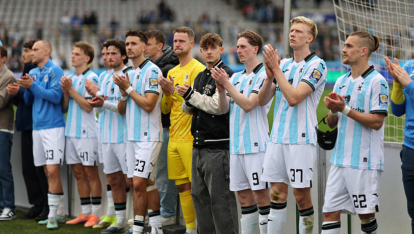 Die L&ouml;wen bedanken sich nach dem Heim-Remis gegen Mannheim bei den Fans. 1000 Anh&auml;nger reisen mit in die Lausitz, hinter den Eins&auml;tzen von Sigurd Haugen (r.) und Raphael Schifferl (2.v.r.) steht noch ein kleines Fragezeichen.