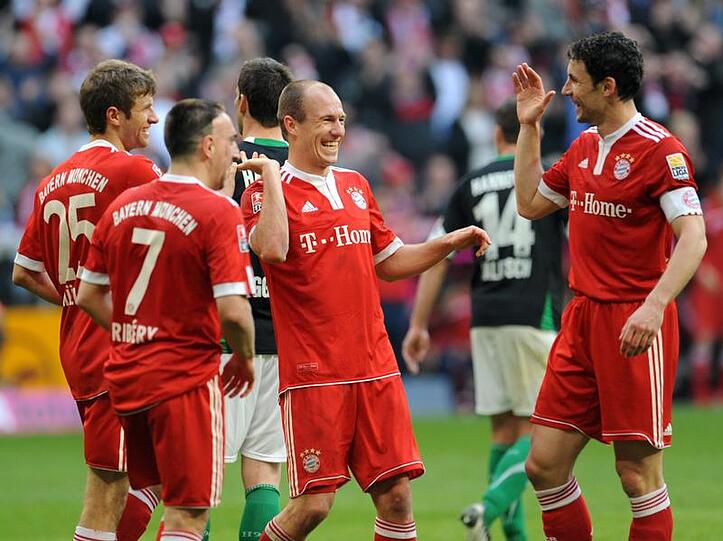 Fröhliche Feierrunde - der FC Bayern bei seiner  Lieblinsgbeschäftigung: dem Torjubel