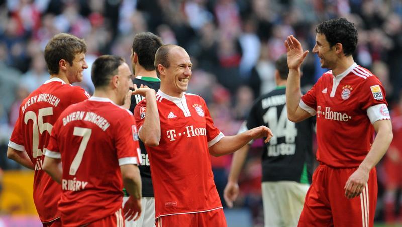 Fröhliche Feierrunde - der FC Bayern bei seiner Lieblinsgbeschäftigung: dem Torjubel Fröhliche Feierrunde - der FC Bayern bei seiner Lieblinsgbeschäftigung: dem Torjubel
