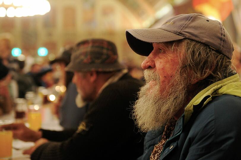Fast 1.000 Bedürftige und Obdachlose feierten Heiligabend im Hofbräuhaus. Der Männerfürsorgeverein hatte zu der Feier mit Gulasch, Knödeln und Stollen geladen.