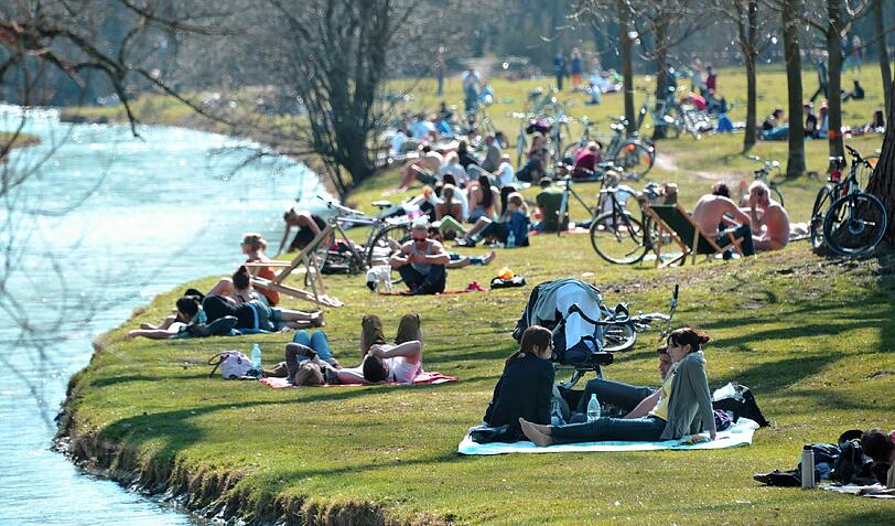 Sonne, Wiese und Wasser - am Eisbach im Englischen Garten.