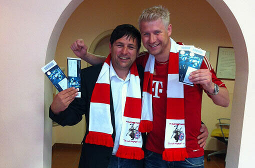 Manfred Straßer (links im Bild) und Volker Hohenrein vom Fanclub De Rodn Waginga haben Tickets fürs Finale dahoam ergattert.