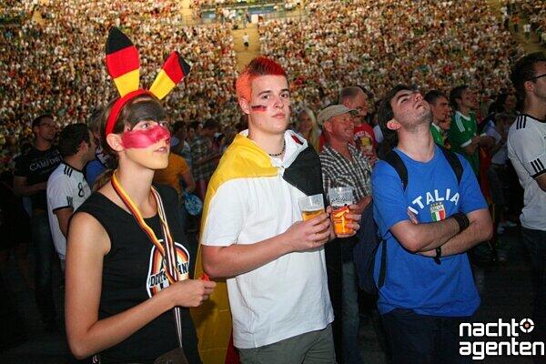 Public Viewing im Olympiastadion: So fieberten die Fans mit der deutschen Mannschaft.