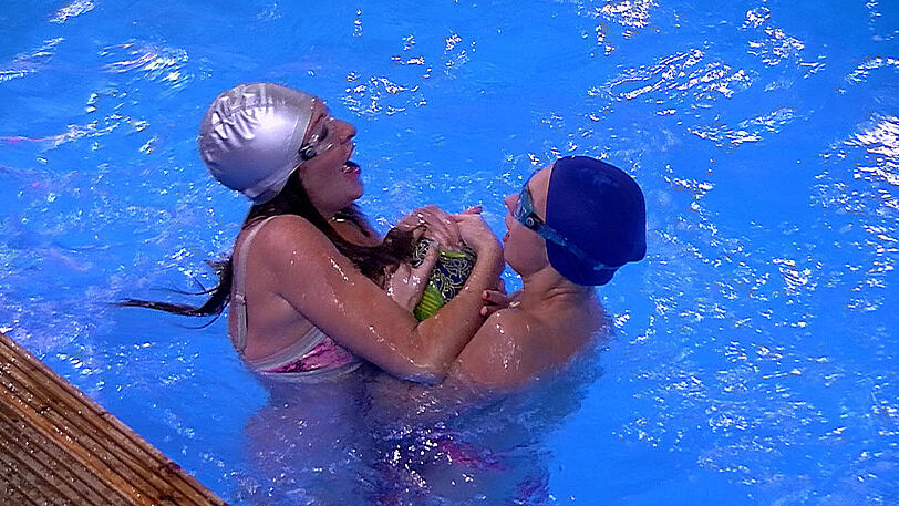 Wilde Wasserspiele im Container: Georgina und Natalia treten beim "Bitchfight" gegeneinander an.