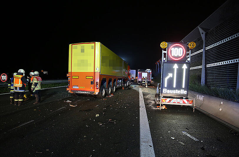 An einer Baustelle auf der A9 hat sich in der Nacht auf Mittwoch ein schwerer LKW-Unfall ereignet.